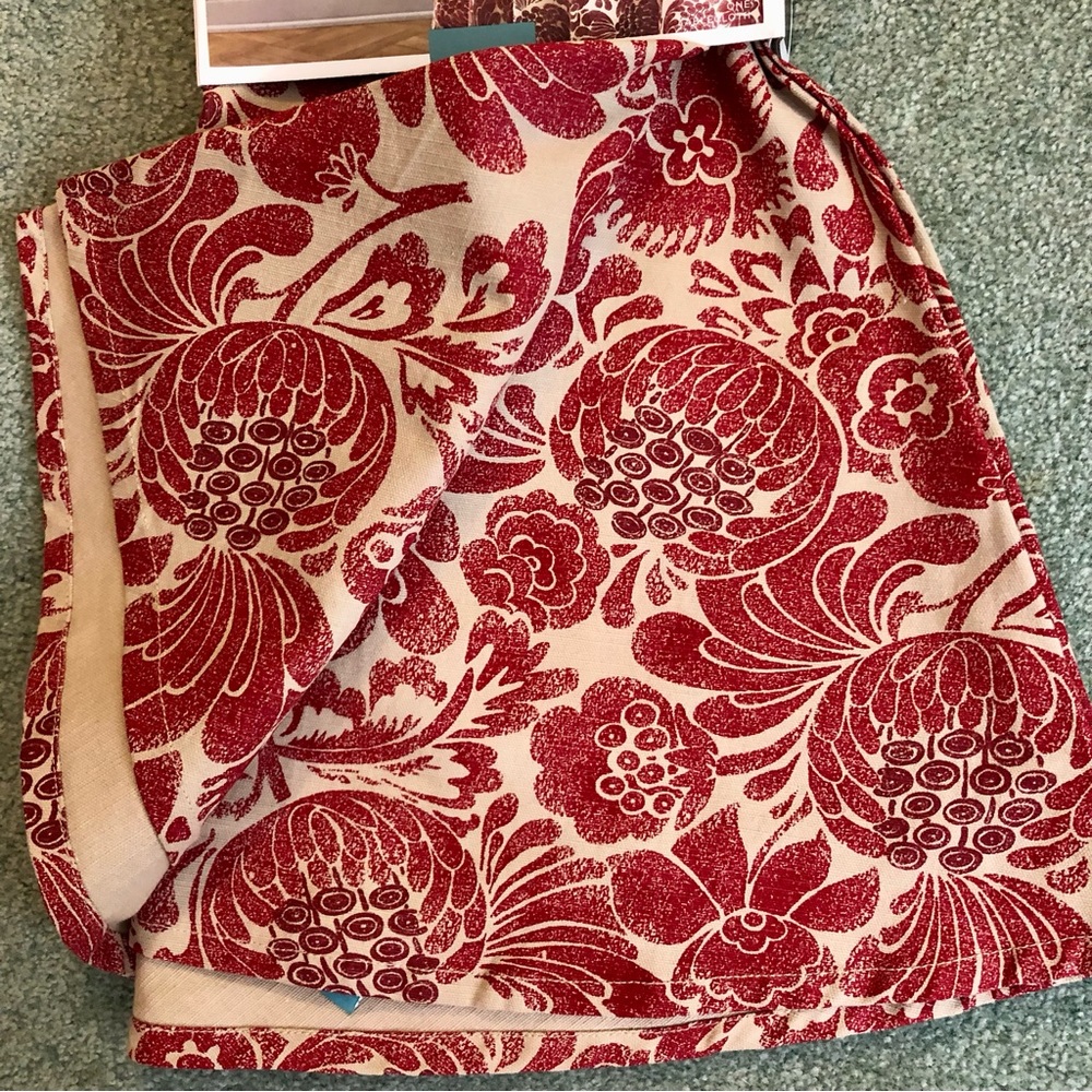 NWT TABLECLOTH BY HOME 70” ROUND - Picture 5 of 7